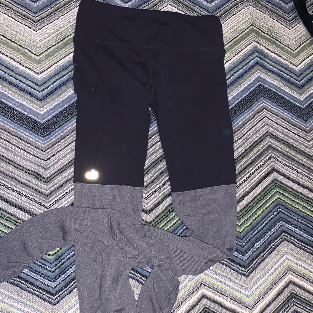alo yoga leggings.